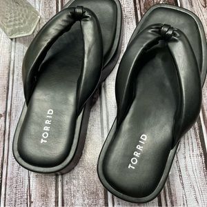 Torrid black cushioned flip flop sandals size 8 Wide Width